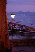 Veduta serale del mare con lampione