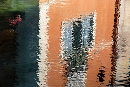 Riflessi di case sull'acqua