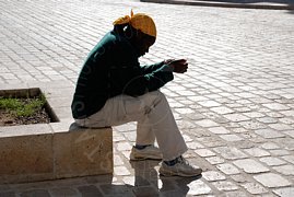 Uomo di colore seduto