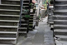 Serie di scale lungo la via