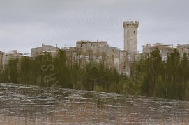 Torre e borgo riflessi sul lago