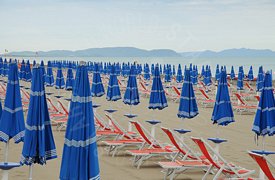 Ombrelloni chiusi in spiaggia