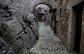 Via del borgo con arco