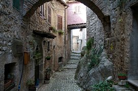 Via del borgo con arco