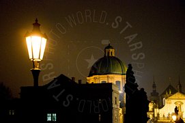 Cupola di chiesa di notte