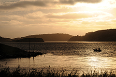 Lago con barca in controluce